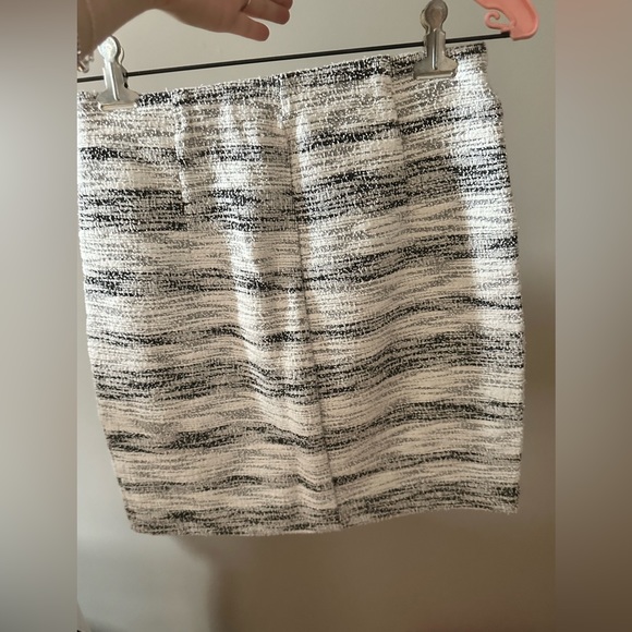 Cute mini skirt from dynamite - Picture 4 of 4